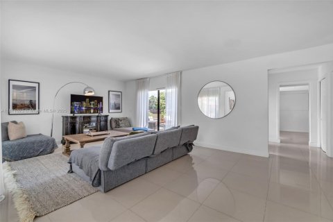 Villa ou maison à vendre à Miami, Floride: 3 chambres, 204.94 m2 № 1895788 - photo 7