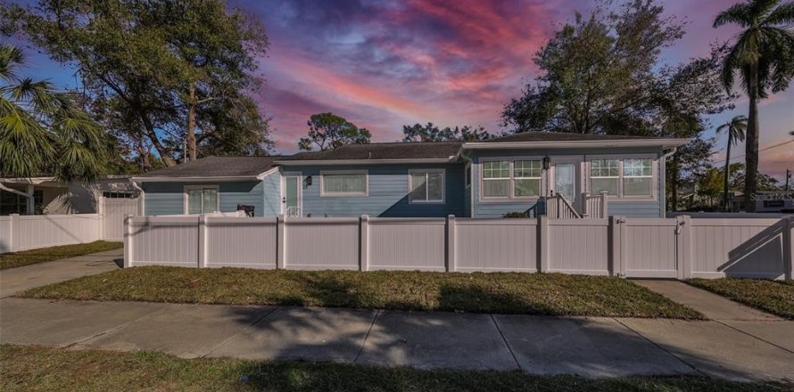 Villa ou maison à Saint Petersburg, Floride 3 chambres, 144.37 m2 № 1719990