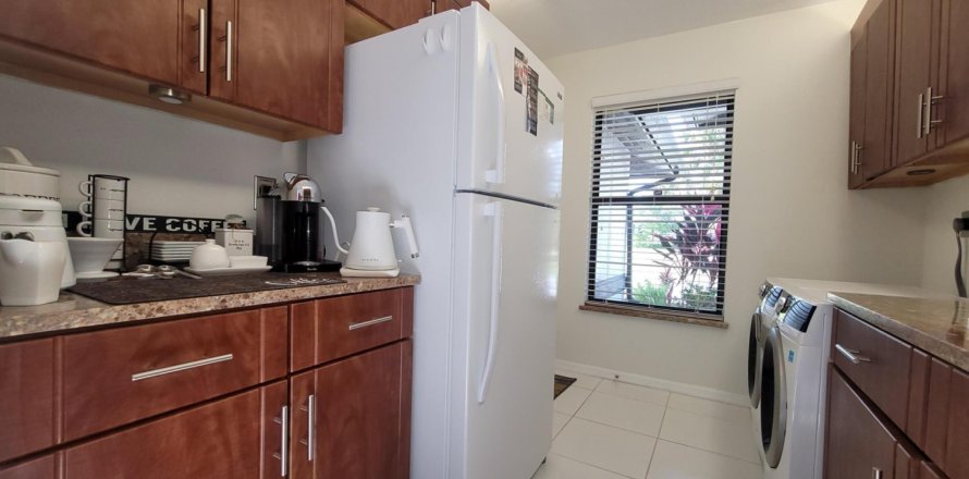 House in Wellington, Florida 4 bedrooms, 238.48 sq.m. № 1103567
