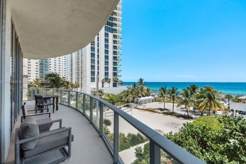 Condo in Hollywood, Florida, 2 bedrooms  № 1854864 - photo 1