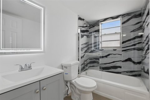 Copropriété à louer à Miramar, Floride: 2 chambres, 77.29 m2 № 1940050 - photo 1