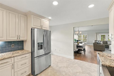 Touwnhouse à vendre à Saint Petersburg, Floride: 3 chambres, 200.58 m2 № 2399464 - photo 7