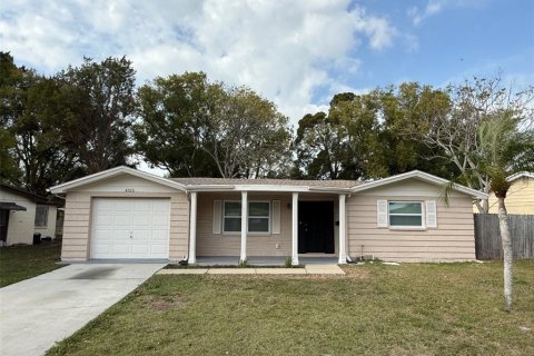 House in New Port Richey, Florida 3 bedrooms, 130.06 sq.m. № 1532772 - photo 1