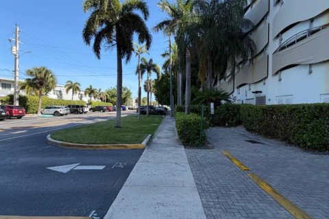 Condo in North Bay Village, Florida, 1 bedroom  № 2172338 - photo 9