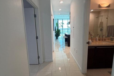 Condo in North Bay Village, Florida, 1 bedroom  № 2172338 - photo 5