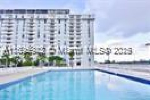 Condominio en venta en North Miami, Florida, 1 dormitorio, 68.75 m2 № 1950274 - foto 4