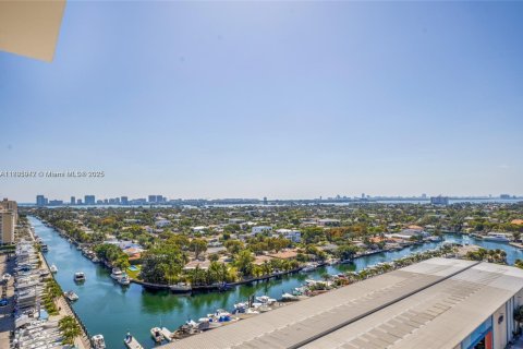 Condominio en venta en North Miami, Florida, 1 dormitorio, 68.75 m2 № 1950274 - foto 2