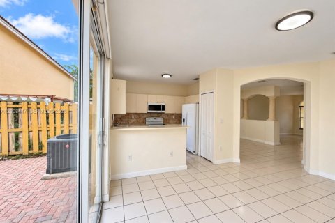 Townhouse in Miami, Florida 4 bedrooms, 176.42 sq.m. № 2423069 - photo 12
