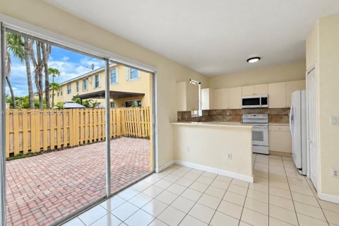 Townhouse in Miami, Florida 4 bedrooms, 176.42 sq.m. № 2423069 - photo 11