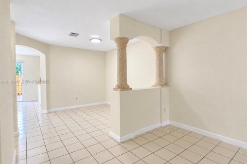 Townhouse in Miami, Florida 4 bedrooms, 176.42 sq.m. № 2423069 - photo 5