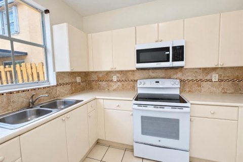 Townhouse in Miami, Florida 4 bedrooms, 176.42 sq.m. № 2423069 - photo 17