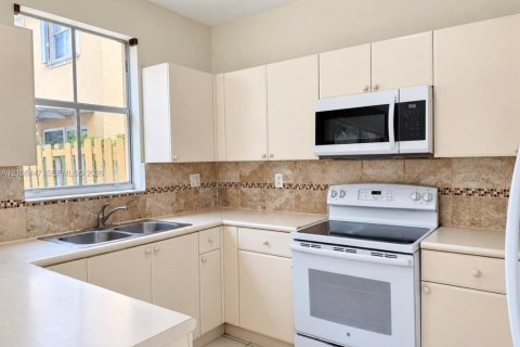 Townhouse in Miami, Florida 4 bedrooms, 176.42 sq.m. № 2423069 - photo 16