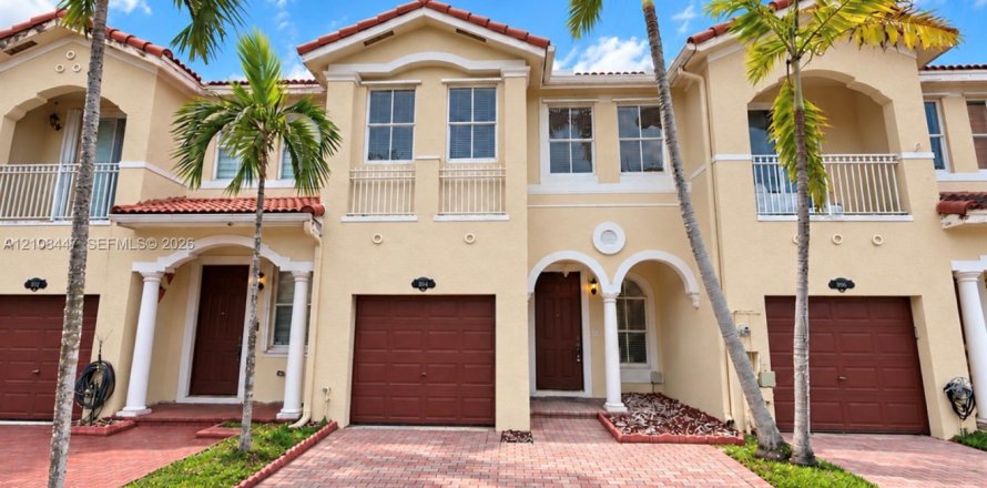 Townhouse in Miami, Florida 4 bedrooms, 176.42 sq.m. № 2423069