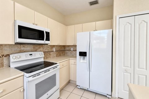 Townhouse in Miami, Florida 4 bedrooms, 176.42 sq.m. № 2423069 - photo 18
