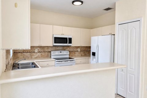 Townhouse in Miami, Florida 4 bedrooms, 176.42 sq.m. № 2423069 - photo 14