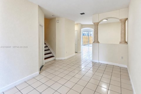 Townhouse in Miami, Florida 4 bedrooms, 176.42 sq.m. № 2423069 - photo 2