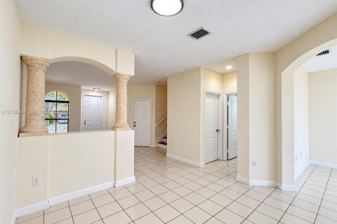 Townhouse in Miami, Florida 4 bedrooms, 176.42 sq.m. № 2423069 - photo 6