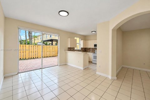 Townhouse in Miami, Florida 4 bedrooms, 176.42 sq.m. № 2423069 - photo 10