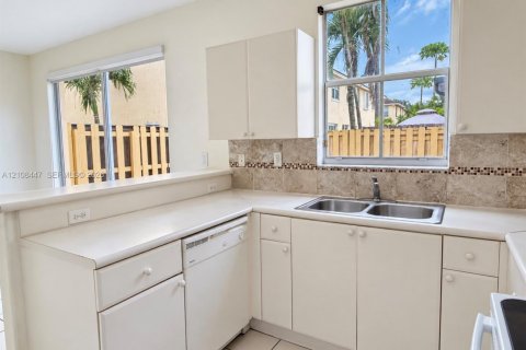 Townhouse in Miami, Florida 4 bedrooms, 176.42 sq.m. № 2423069 - photo 19