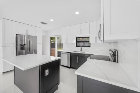 House in Deerfield Beach, Florida 3 bedrooms, 118.73 sq.m. № 1878378 - photo 3