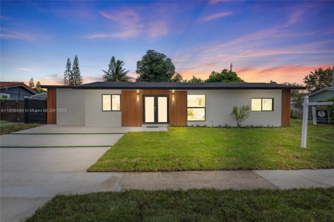 House in Deerfield Beach, Florida 3 bedrooms, 118.73 sq.m. № 1878378 - photo 1