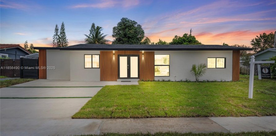House in Deerfield Beach, Florida 3 bedrooms, 118.73 sq.m. № 1878378