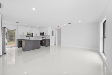 House in Deerfield Beach, Florida 3 bedrooms, 118.73 sq.m. № 1878378 - photo 5
