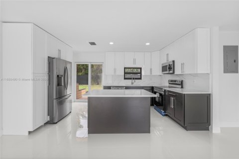 House in Deerfield Beach, Florida 3 bedrooms, 118.73 sq.m. № 1878378 - photo 2