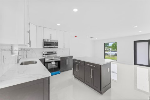 House in Deerfield Beach, Florida 3 bedrooms, 118.73 sq.m. № 1878378 - photo 6