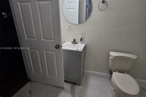 Villa ou maison à vendre à Miami, Floride: 5 chambres, 125.6 m2 № 2025213 - photo 11