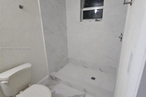 Villa ou maison à vendre à Miami, Floride: 5 chambres, 125.6 m2 № 2025213 - photo 2