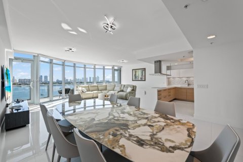 Copropriété à vendre à North Miami Beach, Floride: 2 chambres, 169.83 m2 № 2244315 - photo 3