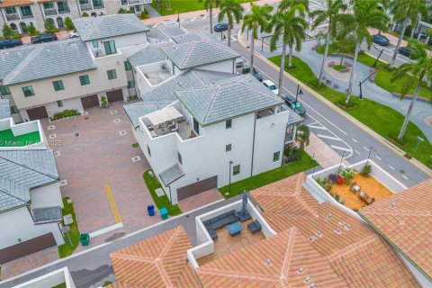 Townhouse in URBANA in Doral, Florida 3 bedrooms, 173.36 sq.m. № 1805992 - photo 4