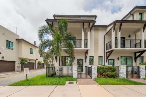 Townhouse in URBANA in Doral, Florida 3 bedrooms, 173.36 sq.m. № 1805992 - photo 1