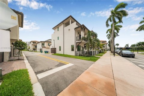 Townhouse in URBANA in Doral, Florida 3 bedrooms, 173.36 sq.m. № 1805992 - photo 2