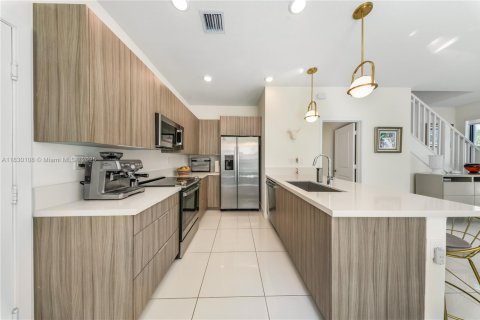 Townhouse in URBANA in Doral, Florida 3 bedrooms, 173.36 sq.m. № 1805992 - photo 13
