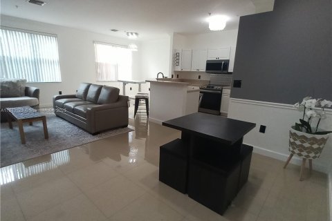 Touwnhouse à vendre à Miramar, Floride: 1 chambre, 72 m2 № 1971674 - photo 2