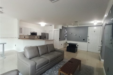 Touwnhouse à vendre à Miramar, Floride: 1 chambre, 72 m2 № 1971674 - photo 1