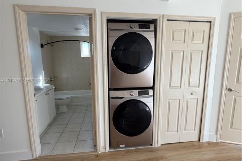 Снять в аренду кондоминиум в Майами, Флорида 2 спальни, 76.55м2, № 2005994 - фото 7