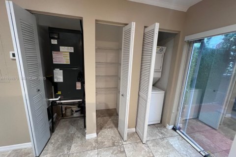 Townhouse in North Miami Beach, Florida 3 bedrooms, 105.07 sq.m. № 1994295 - photo 8