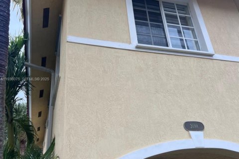 Townhouse in North Miami Beach, Florida 3 bedrooms, 105.07 sq.m. № 1994295 - photo 1