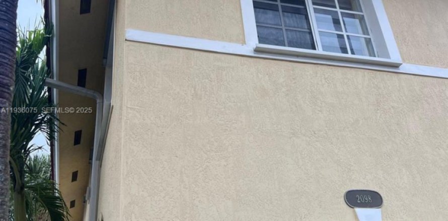 Townhouse in North Miami Beach, Florida 3 bedrooms, 105.07 sq.m. № 1994295