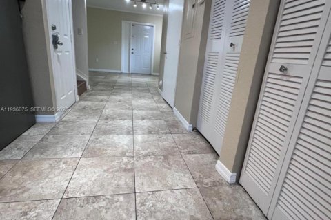 Townhouse in North Miami Beach, Florida 3 bedrooms, 105.07 sq.m. № 1994295 - photo 28