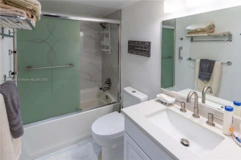 Condo in Doral, Florida, 1 bedroom  № 1931801 - photo 9