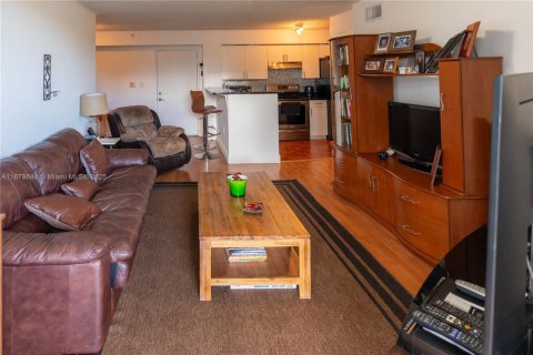 Condo in Doral, Florida, 1 bedroom  № 1931801 - photo 7