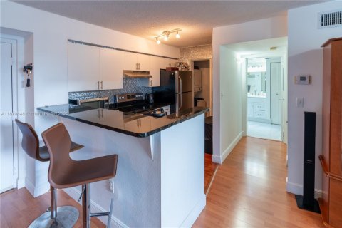 Condo in Doral, Florida, 1 bedroom  № 1931801 - photo 5