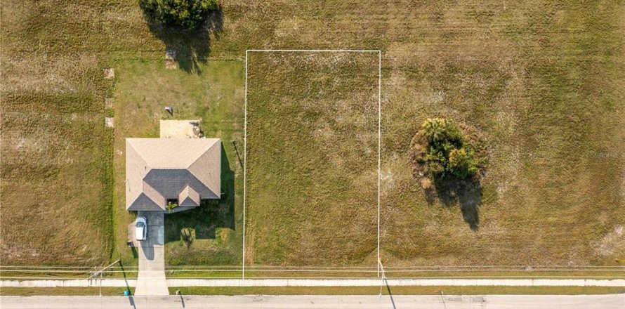 Land in Cape Coral, Florida № 1055819
