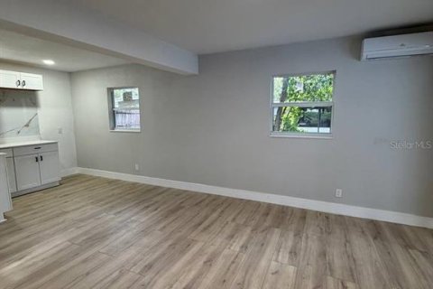 Villa ou maison à vendre à Brandon, Floride: 6 chambres, 222.97 m2 № 2401028 - photo 7