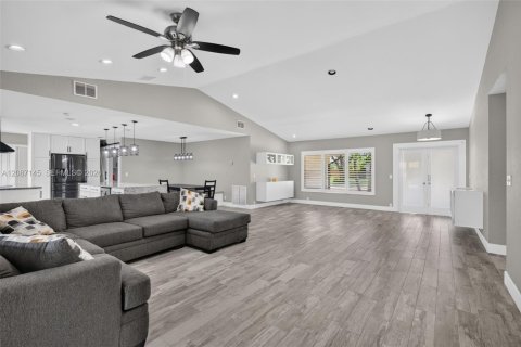 Villa ou maison à louer à Coral Springs, Floride: 4 chambres, 226.31 m2 № 2372244 - photo 15