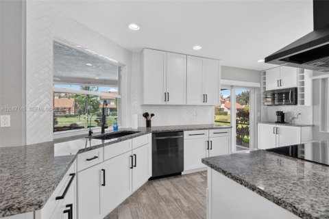 Villa ou maison à louer à Coral Springs, Floride: 4 chambres, 226.31 m2 № 2372244 - photo 10
